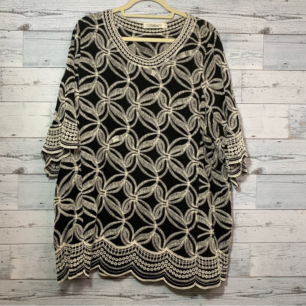 Solitaire Embroidered Tunic Top Black White Short Sleeve Scalloped Size 1X